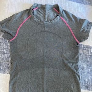 Lululemon grey fitted t-shirt